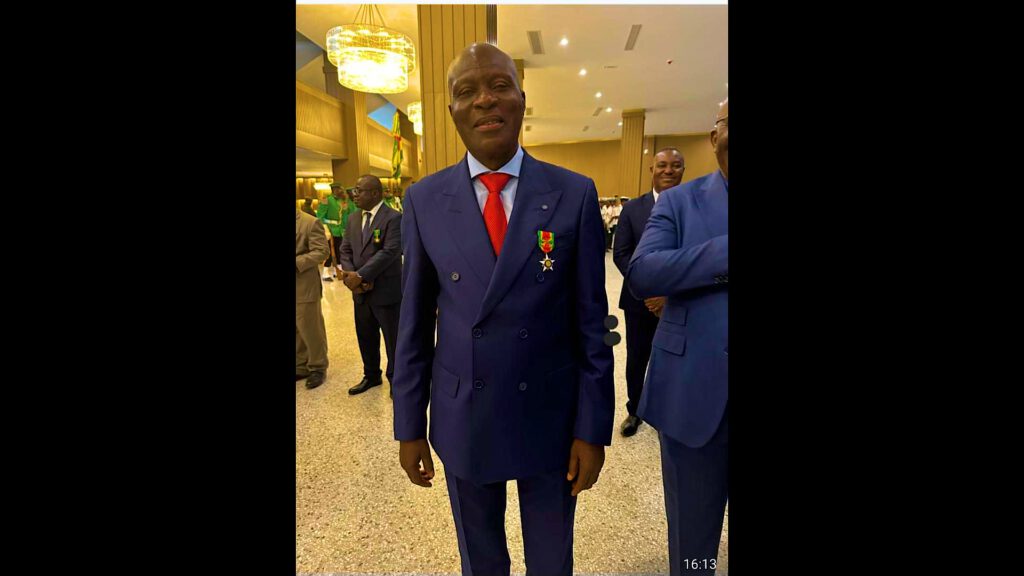 DECORATION DU PDG LOFTY FARM PAR LE GOUVERNEMENT TOGOLAIS